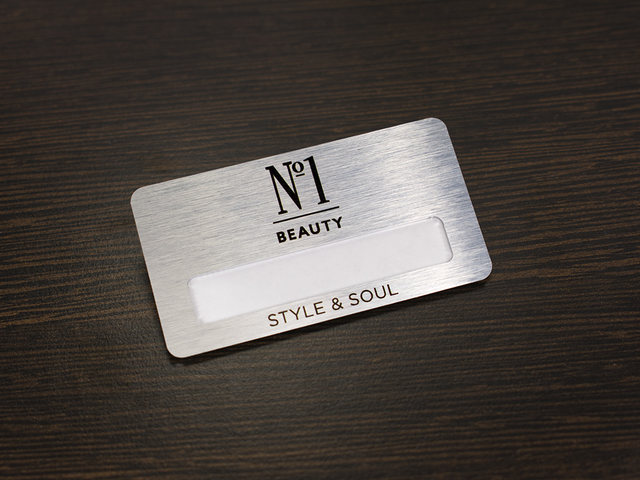 бейдж с логотипом на булавке