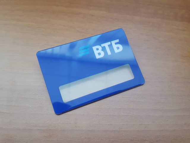 пластиковый бейджик с логотипом