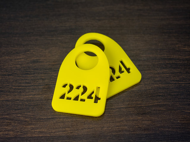 желтый номерок из оргстекла